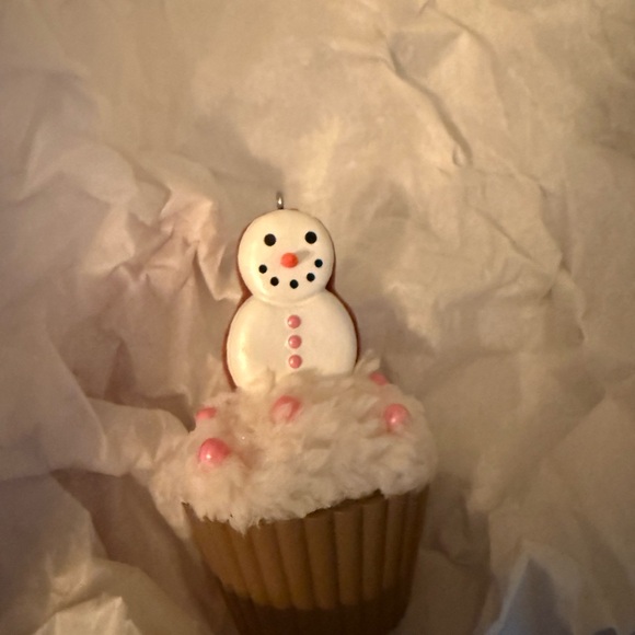 NWT Hallmark Christmas Cupcake Merry Macarons Ornament 2025 - Picture 11 of 11